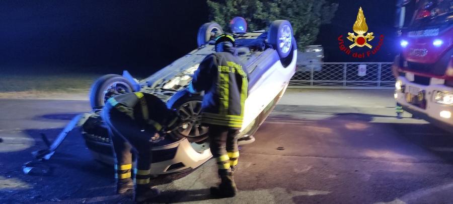 Reggio Emilia: sbanda con l’auto e si ribalta