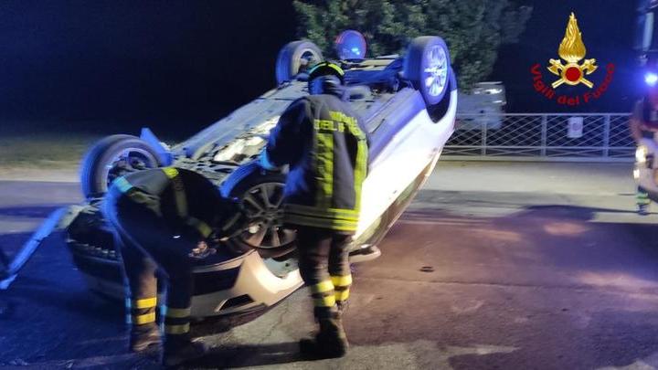 Reggio Emilia: sbanda con l’auto e si ribalta