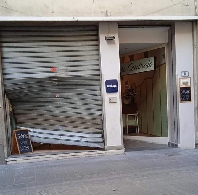 Uno degli ultimi episodi che si sono verificati in paese: ignoti hanno sfondato il bandone del Caffè Centrale