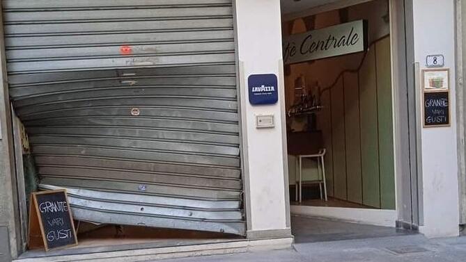 Uno degli ultimi episodi che si sono verificati in paese: ignoti hanno sfondato il bandone del Caffè Centrale