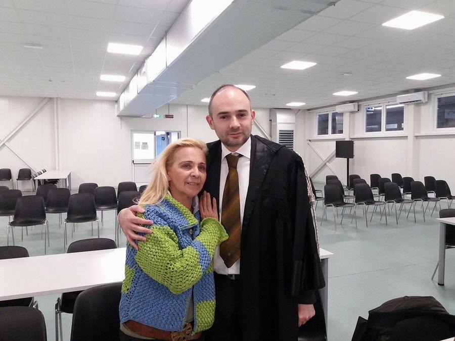 
	Catia Silva, parte civile nel processo, assieme&nbsp; all&rsquo;avvocato Gianluca&nbsp;Vinci in tribunale<br />
	&nbsp;

