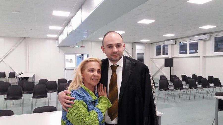 Catia Silva, parte civile nel processo, assieme all’avvocato Gianluca Vinci in tribunale<br />
