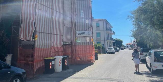 Rosignano, rischia di restare soffocato: lo salva famiglia di poliziotti 