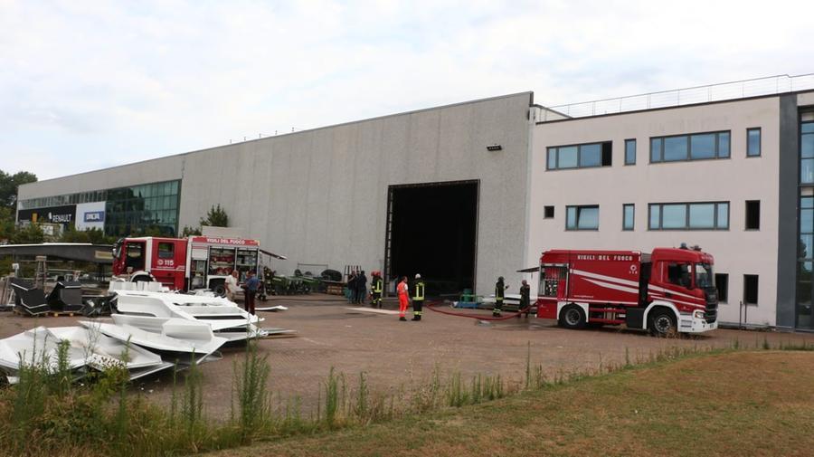 Massa, fiamme in un’azienda in zona industriale 
