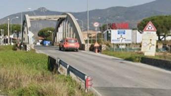 Ponte in via di Corte, 25 multe ai camionisti in una sola mattina
