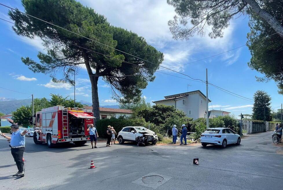 Scontro all’incrocio,  macchina finisce nel giardino di una casa