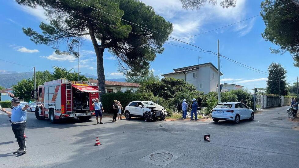 Scontro all’incrocio, macchina finisce nel giardino di una casa