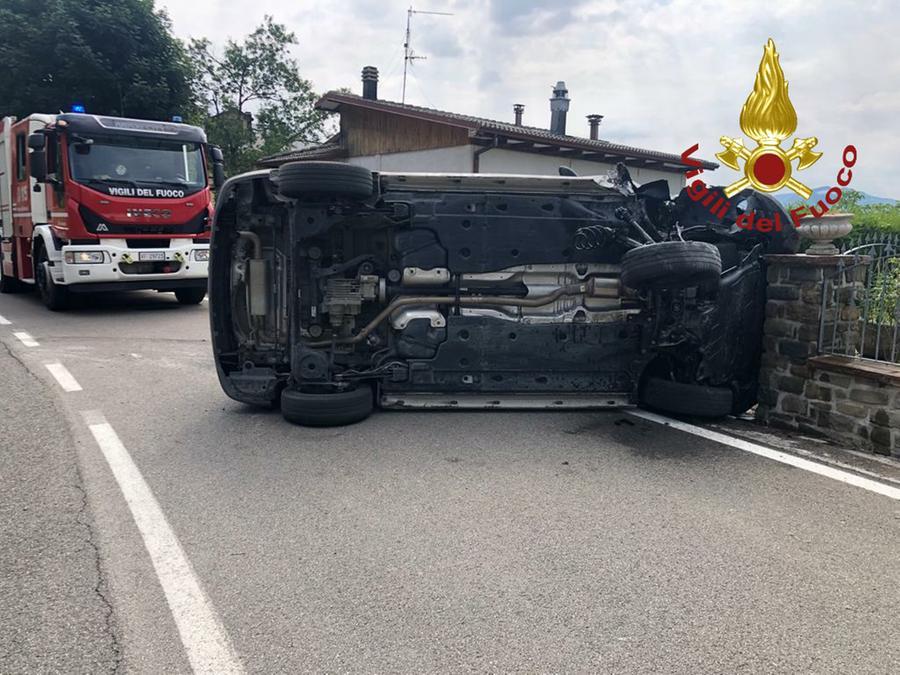Lama Mocogno. Furgone si rovescia su un fianco. Ferito il conducente