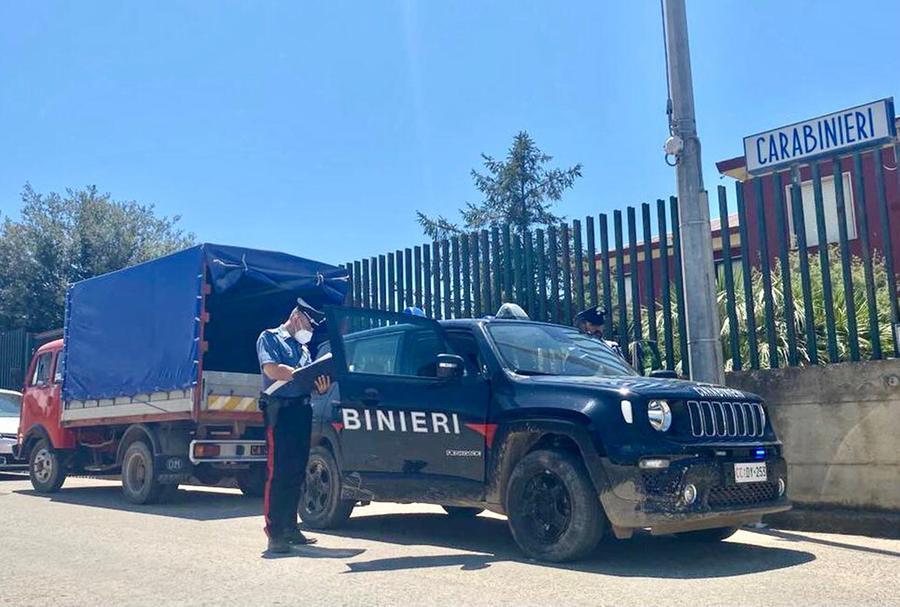 
	Davanti all'auto dei carabinieri il furgone utilizzato per il trasporto degli operai in nero

