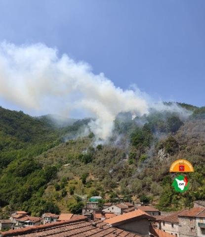 Fiamme nei boschi sopra Monzone