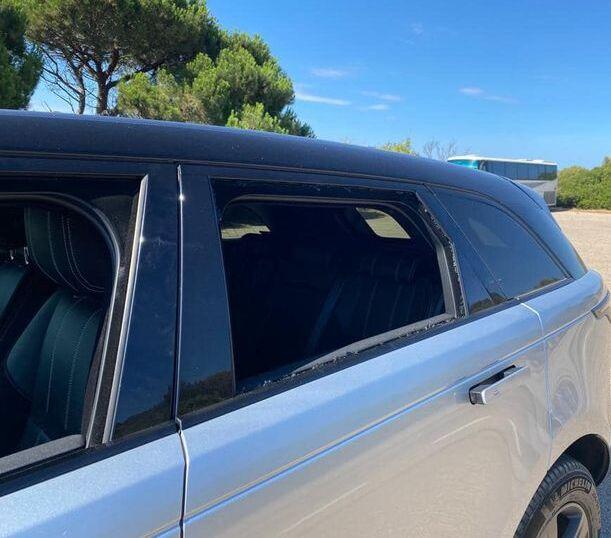 Il vetro sfondato dai ladri