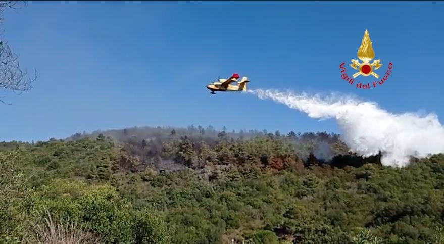 
	Le operazioni di spegnimento dell'incendio a Capo d'Arco&nbsp;

