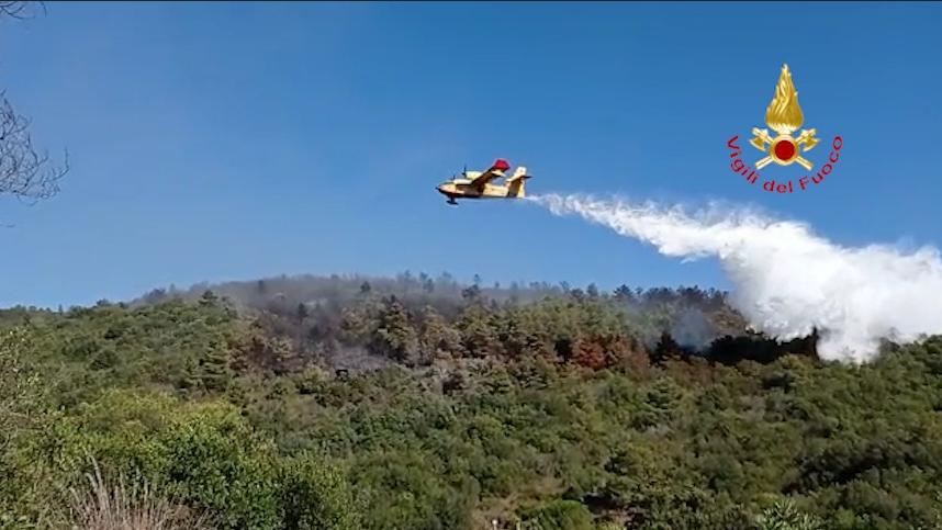 Le operazioni di spegnimento dell'incendio a Capo d'Arco 