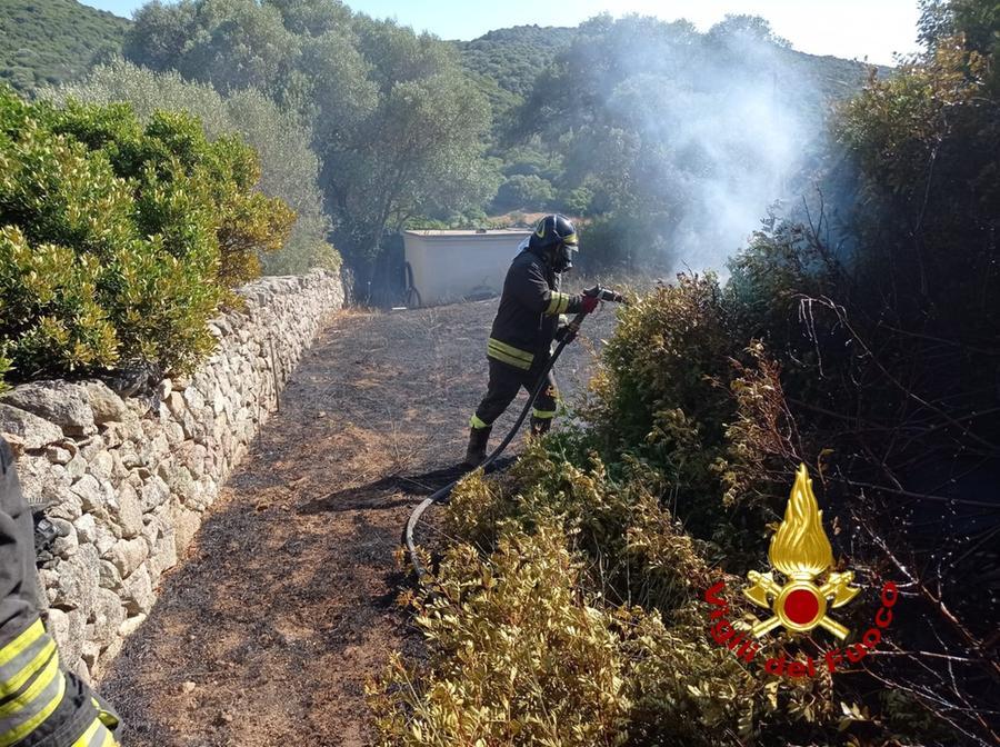 Fuoco in un terreno ad Arzachena, pericolo per una casa e una grossa bombola interrata