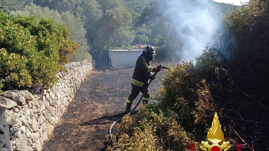 Fuoco in un terreno ad Arzachena, pericolo per una casa e una grossa bombola interrata