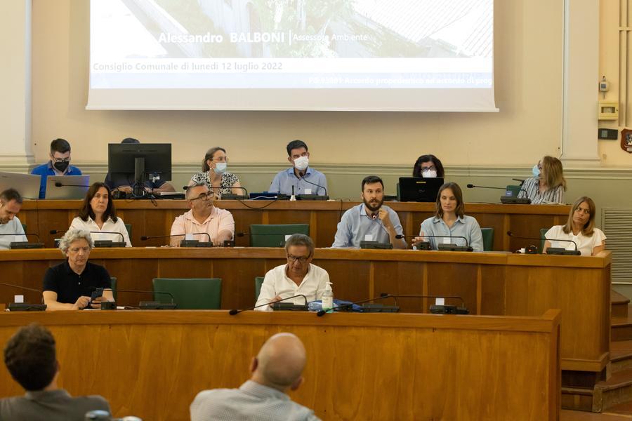 VOTO DELIBIERA NUOVO CENTRO COMMERCIALE CALDIROLO FERIS CONSIGLIO COMUNALE FERRARA