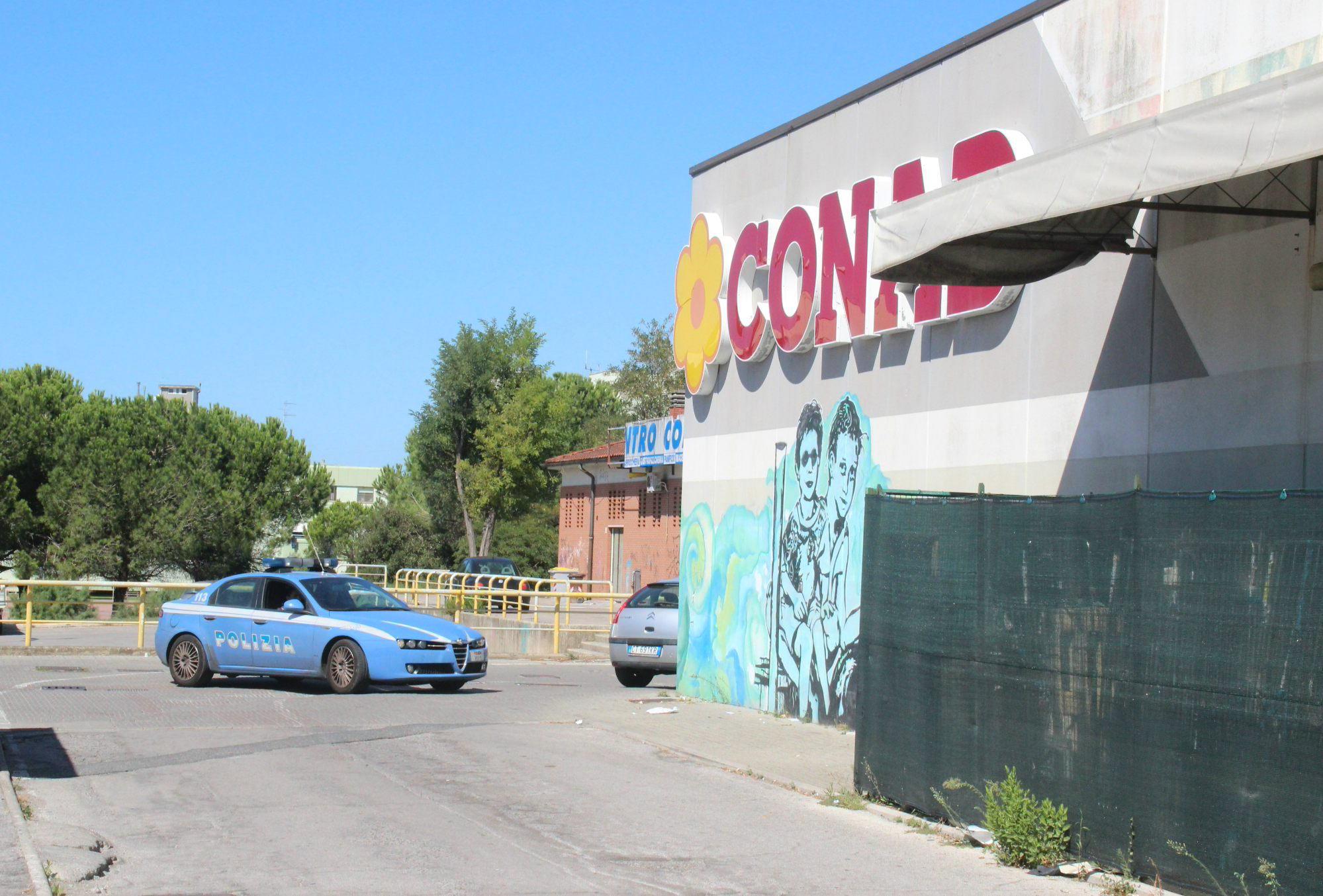 Una volante della polizia di Stato al supermercato di via Giotto (foto d'archivio)