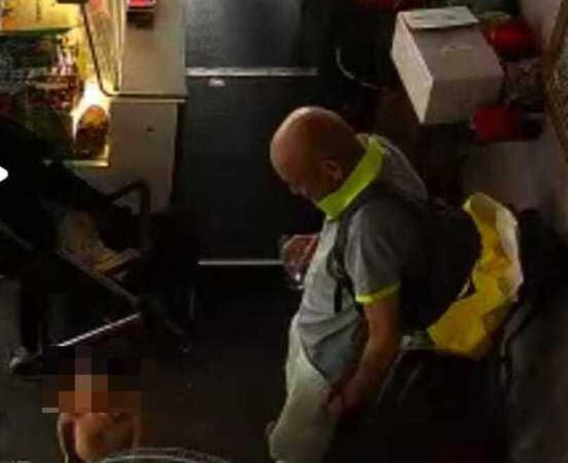 L'uomo, ripreso dalla telecamera del Rayan bar, mentre parla con il bambino di tre anni e mezzo prima di derubarlo