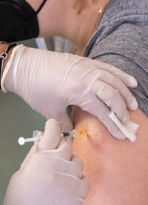 Modena. Quarta dose per 112mila modenesi Non si prenota, arriva l’Sms 