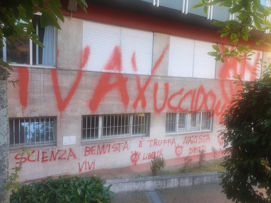 Modena, sfregio all’Ausl dei No Vax Scritte contro i vaccini sulla sede in S. Giovanni