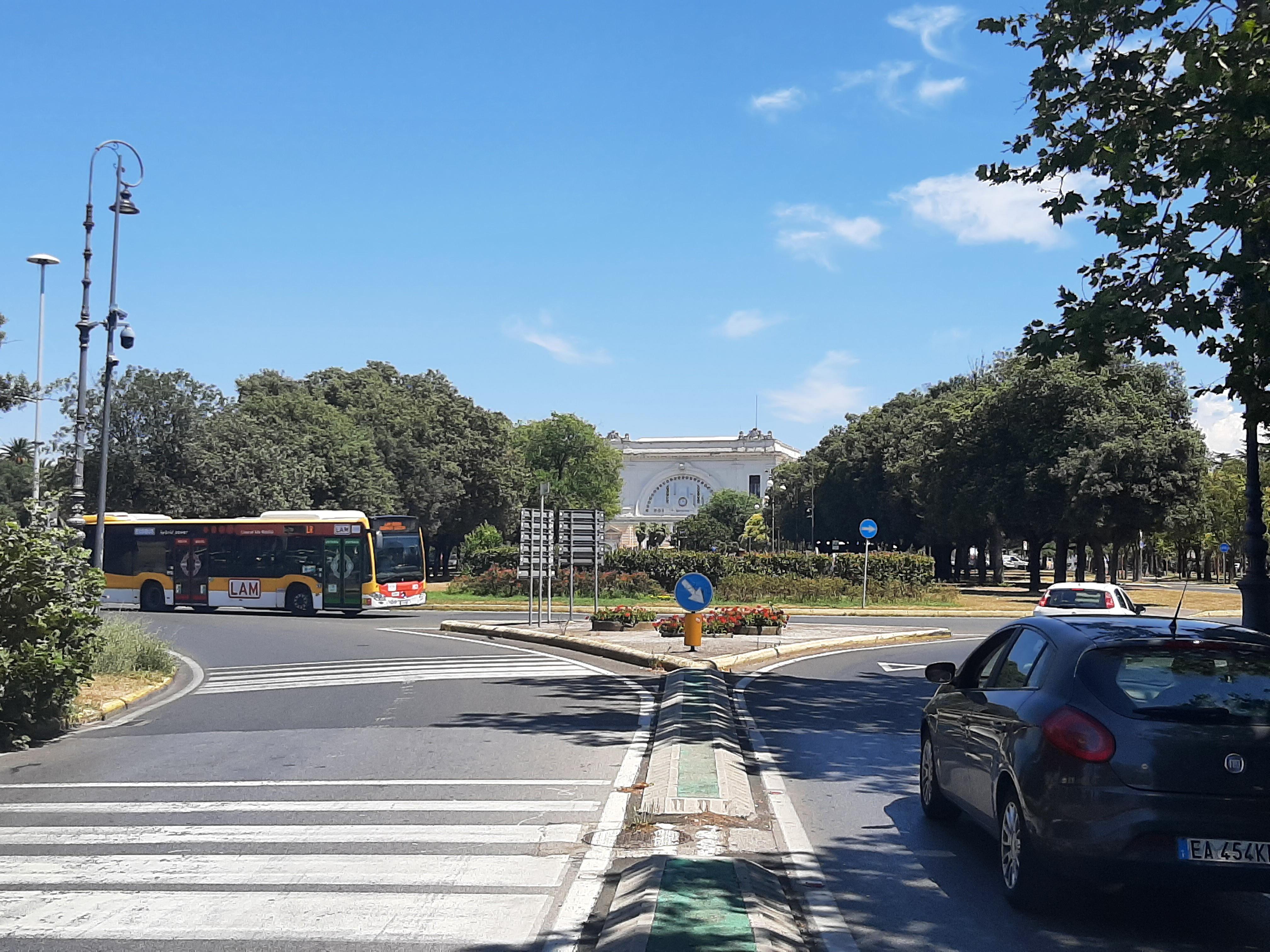 L’area della rotatoria di piazza Dante dove dovrebbe essere realizzato l’ingresso del nuovo sottopasso