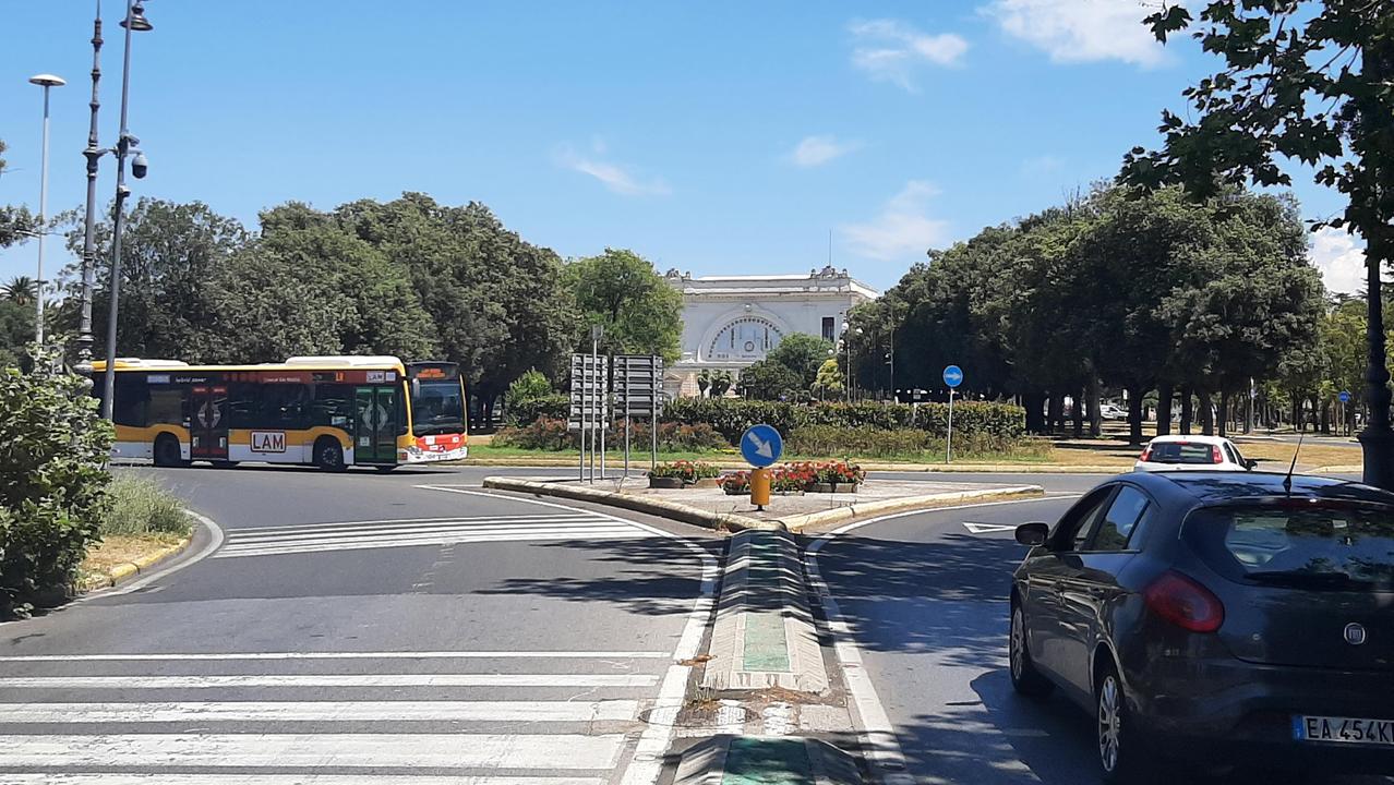 L’area della rotatoria di piazza Dante dove dovrebbe essere realizzato l’ingresso del nuovo sottopasso