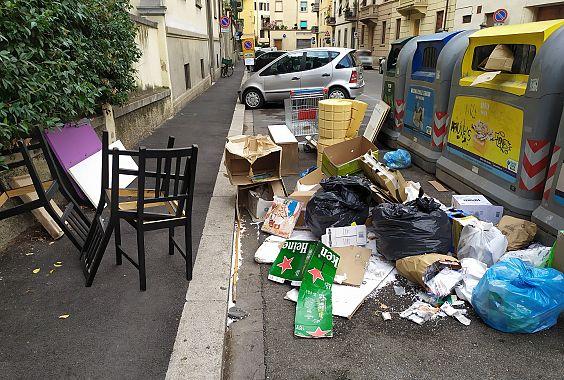 Rifiuti abbandonati accanto ai cassonetti del centro. La foto è stata scattata  qualche giorno fa da un residente e postata sui social