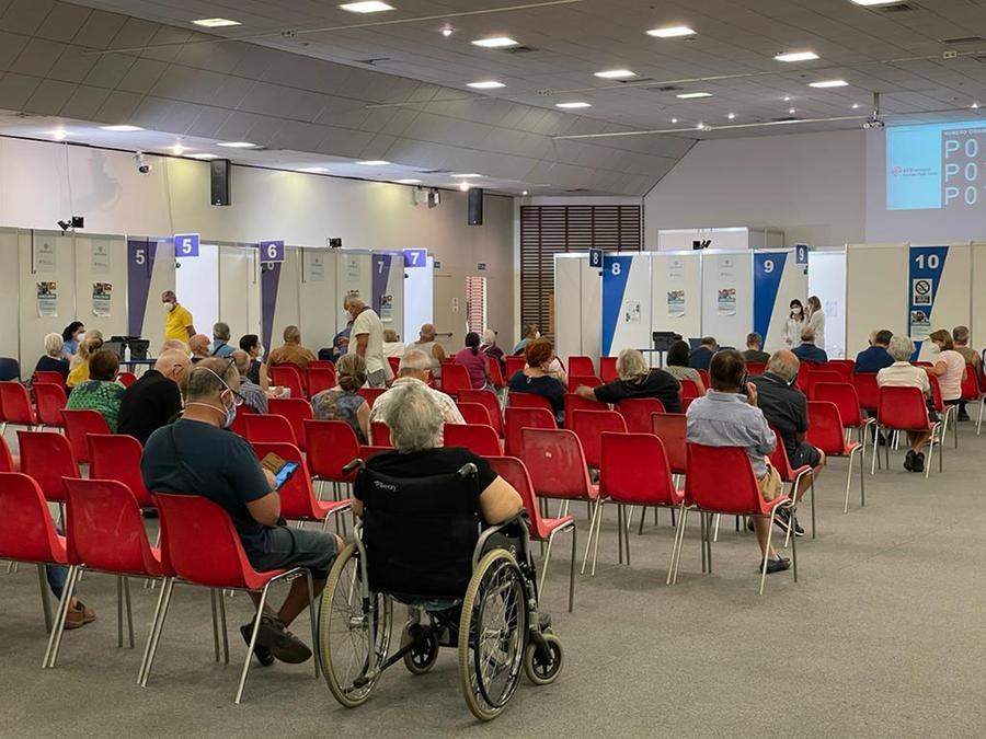 
	Persone in attesa del vaccino nell'hub della Fiera di Cagliari&nbsp;

