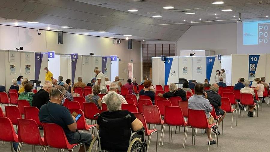 
	Persone in attesa del vaccino nell&#39;hub della Fiera di Cagliari&nbsp;


