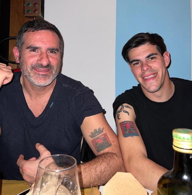 Cristiano Lucarelli col figlio Mattia e il tatuaggio del Fides