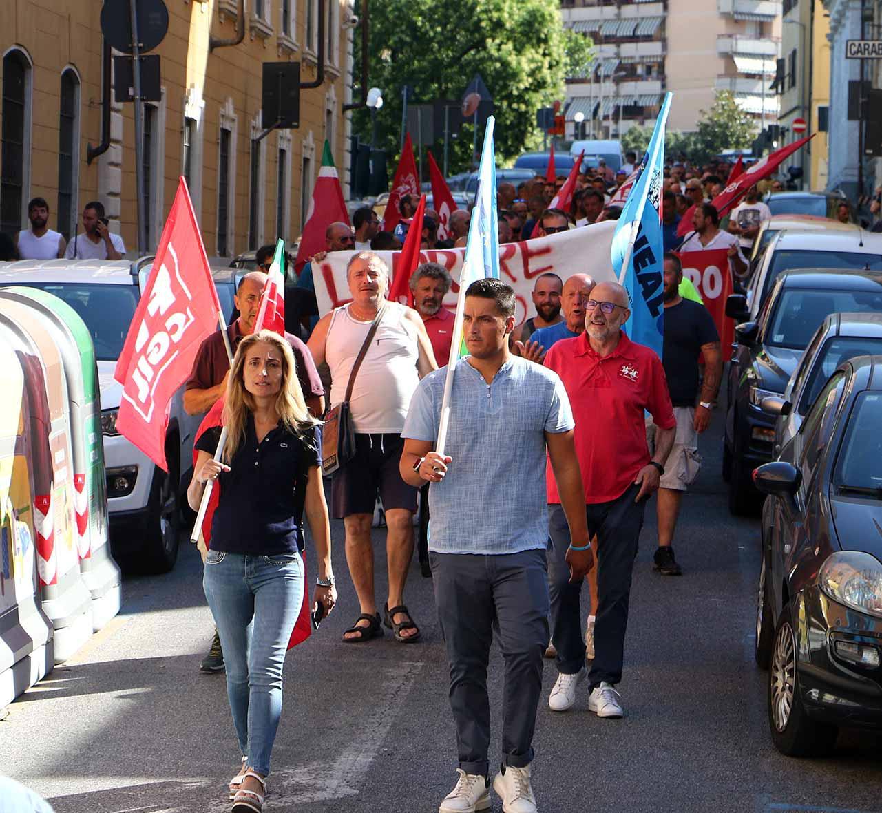 Marmo, lo sciopero continua, un corteo nel cuore della città 