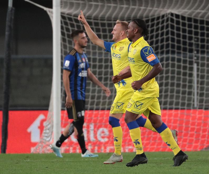Il difensore Lorenzo Dickmann esulta (con la maglia del Chievo) dopo un gol segnato proprio contro il Pisa