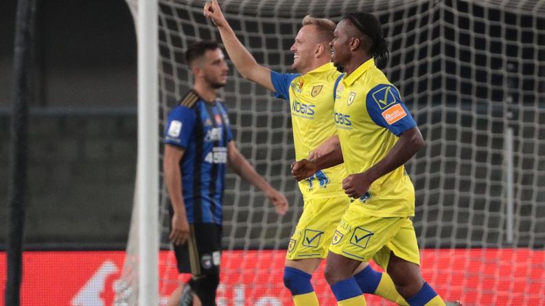 Il difensore Lorenzo Dickmann esulta (con la maglia del Chievo) dopo un gol segnato proprio contro il Pisa