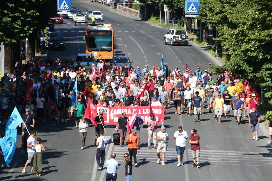 Integrativo, il corteo dei lavoratori arriva nel cuore di Carrara – Video