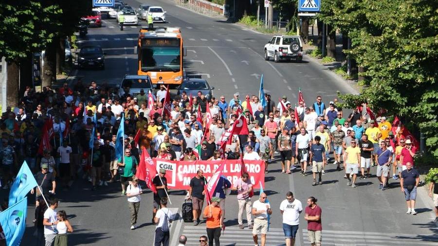 Integrativo, il corteo dei lavoratori arriva nel cuore di Carrara – Video