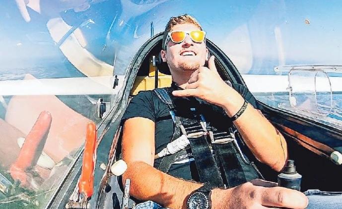 Morto a 20 anni con l'aliante, l'ipotesi: tradito da un vuoto d'aria. I ricordi degli amici