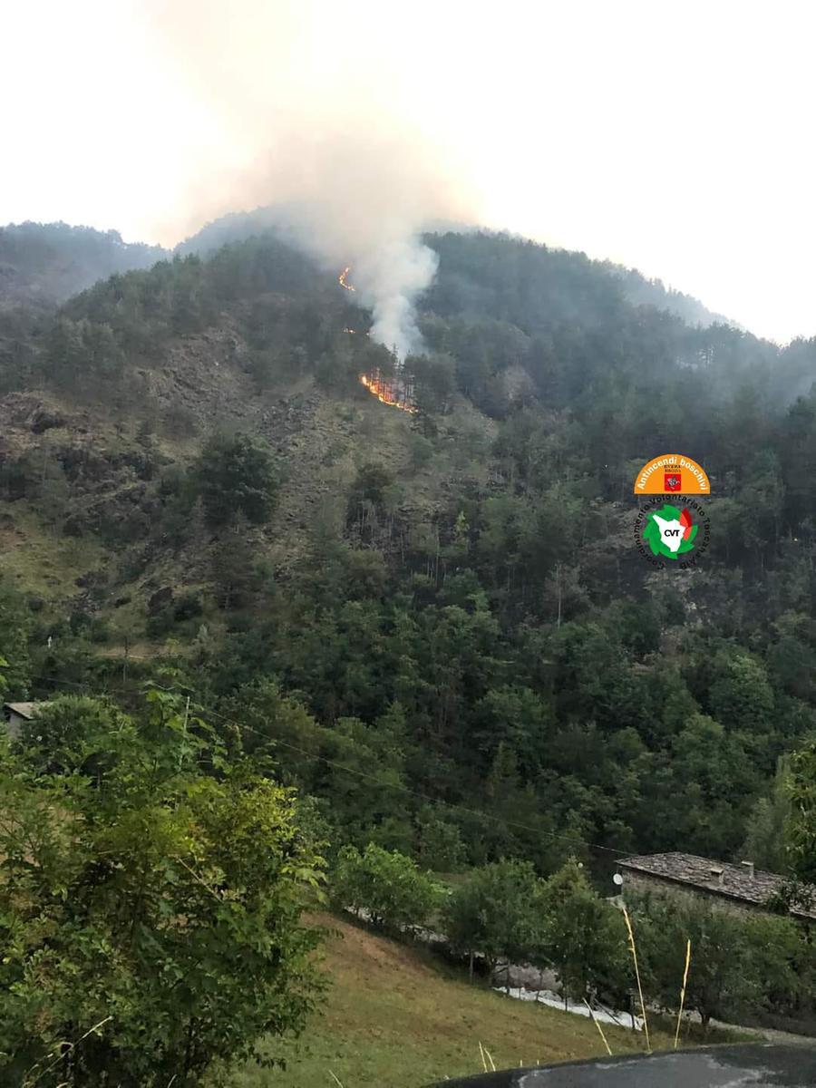 Fiamme nel bosco vicino a Zeri