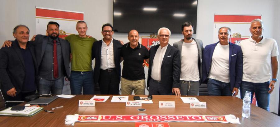 
	La dirigenza del Grosseto e, al centro, mister Silva&nbsp;

