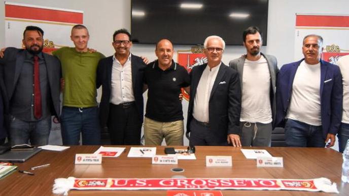 La dirigenza del Grosseto e, al centro, mister Silva 