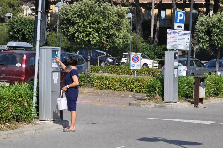 Stalli blu a Cecina, quella tassa occulta che non piace ai commercianti 