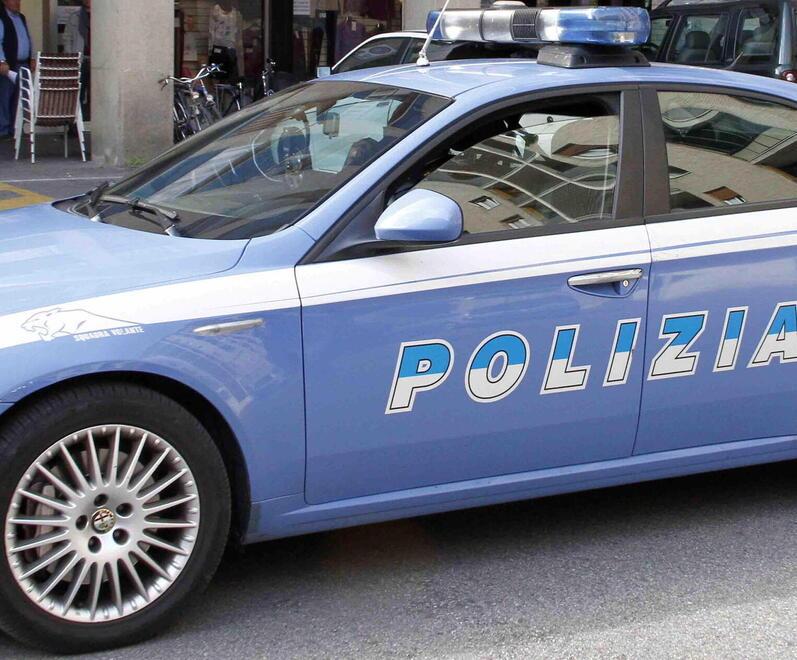 Ruba i soldi e scappa, un passante lo fa arrestare