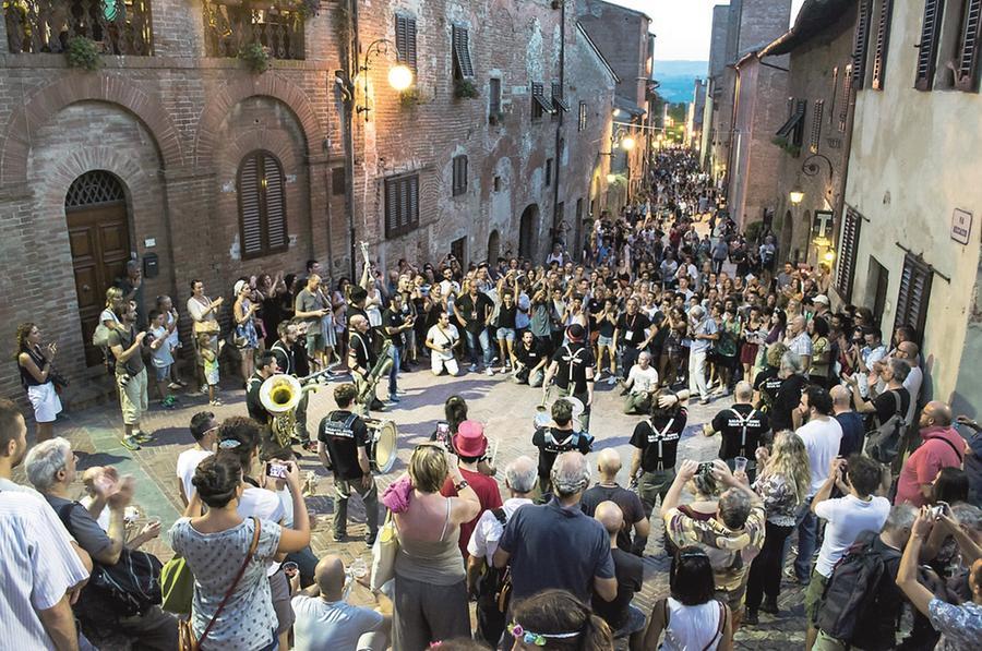 
	Una immagine della folla nel borgo medievale di Certaldo

