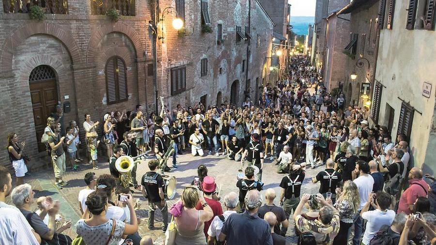 Una immagine della folla nel borgo medievale di Certaldo