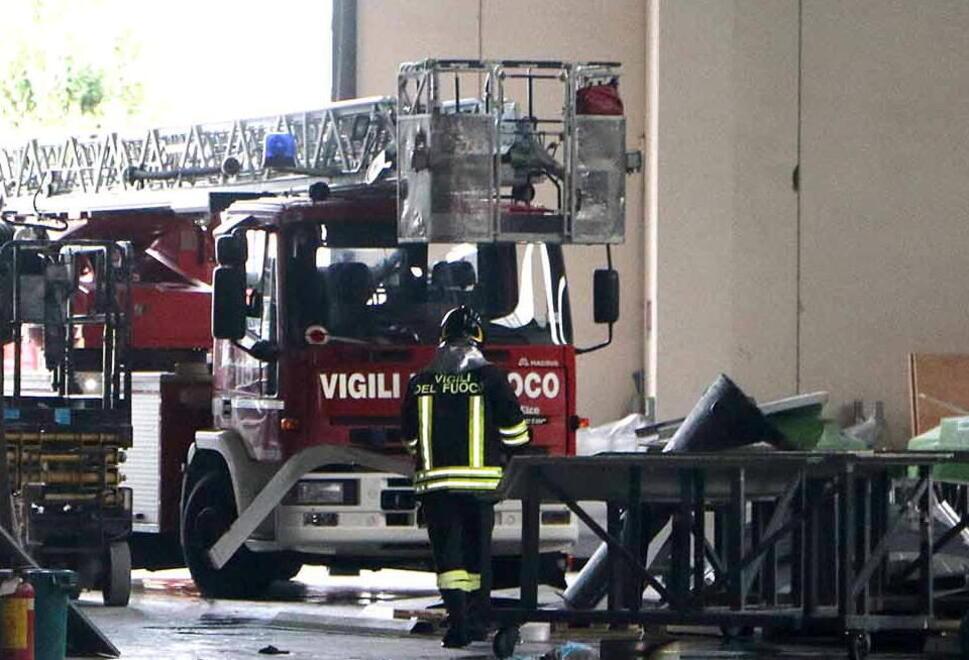Fiamme e nube nera nella zona industriale. A fuoco capannone della nautica apuana 