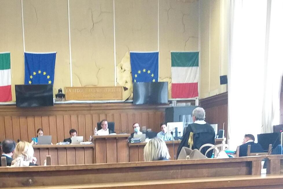 Pistoia, l'ispettore a processo per corruzione e truffa. La difesa: «Era ludopatico ma nient’altro» 