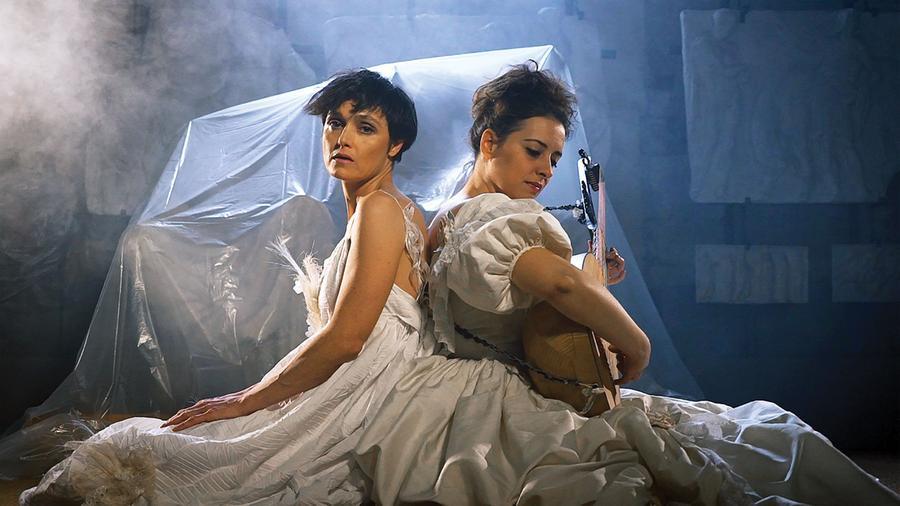 Petra Magoni e Ilaria Fantin sul palco insieme accompagnano alla scoperta delle... nuvole