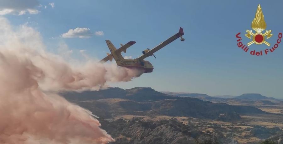 Quindici roghi nell’isola: due canadair a Bonorva