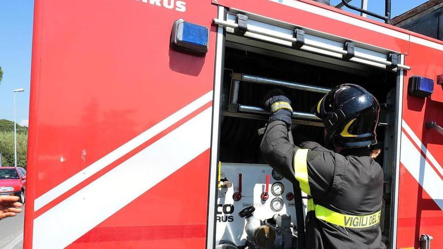 Sul posto sono intervenuti i vigili del fuoco