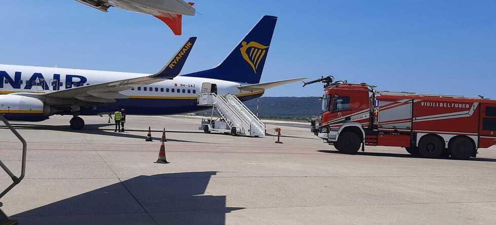 Alghero, fiammata dall’aereo in pista