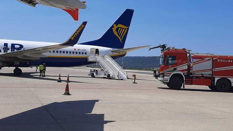 Alghero, fiammata dall’aereo in pista
